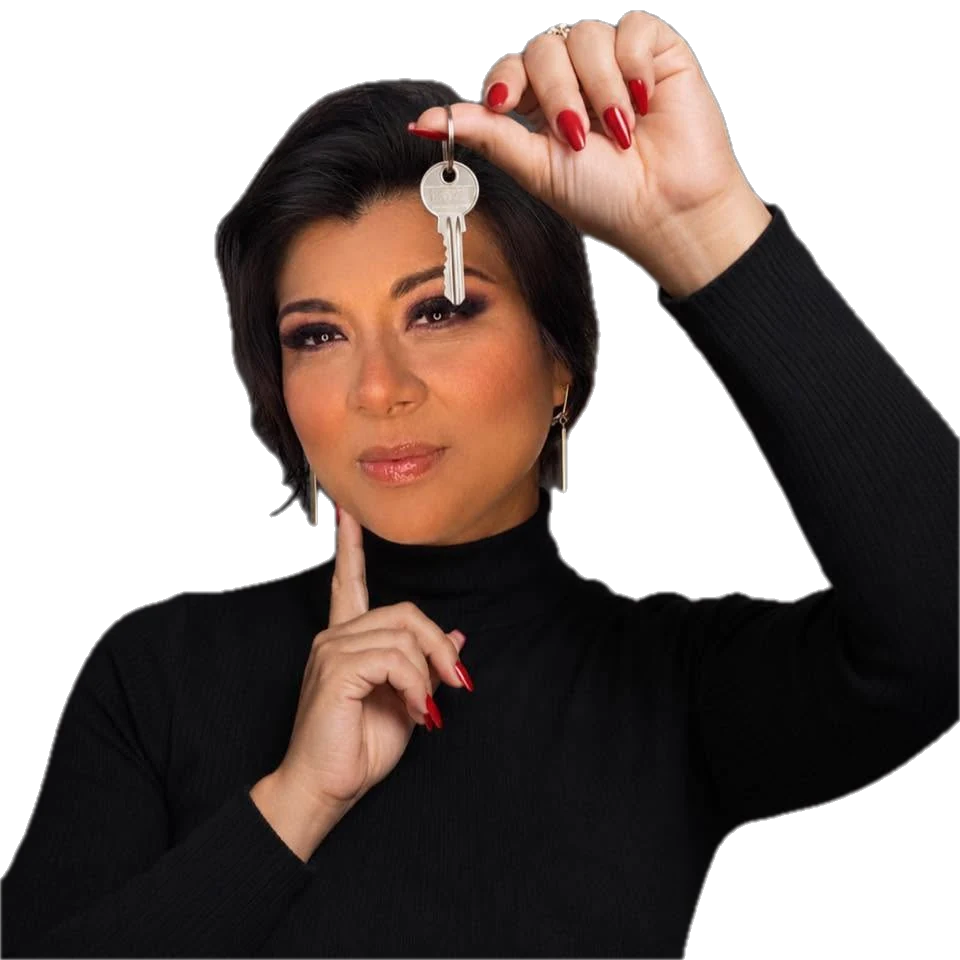 Mireya Bernaola con la llave de una propiedad